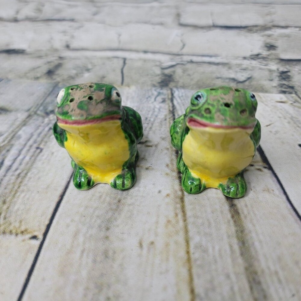 Vig Frog Salt and Pepper Shakers Porcelain Green Cork Yellow Belly Japan 2.25"